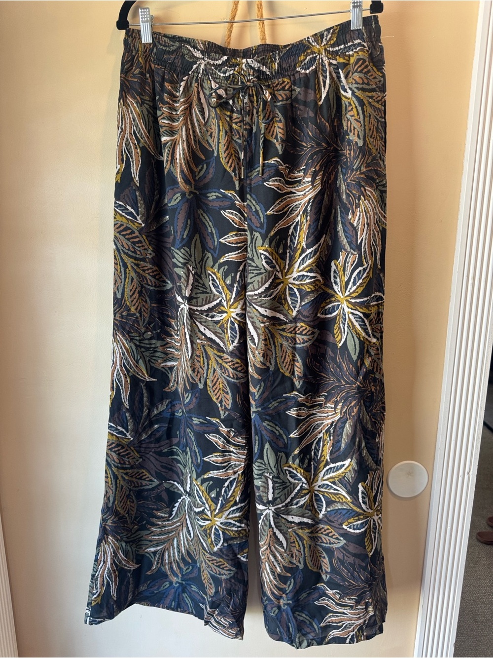 Evereve Black Wide-Leg Pants with Isla Palm Print